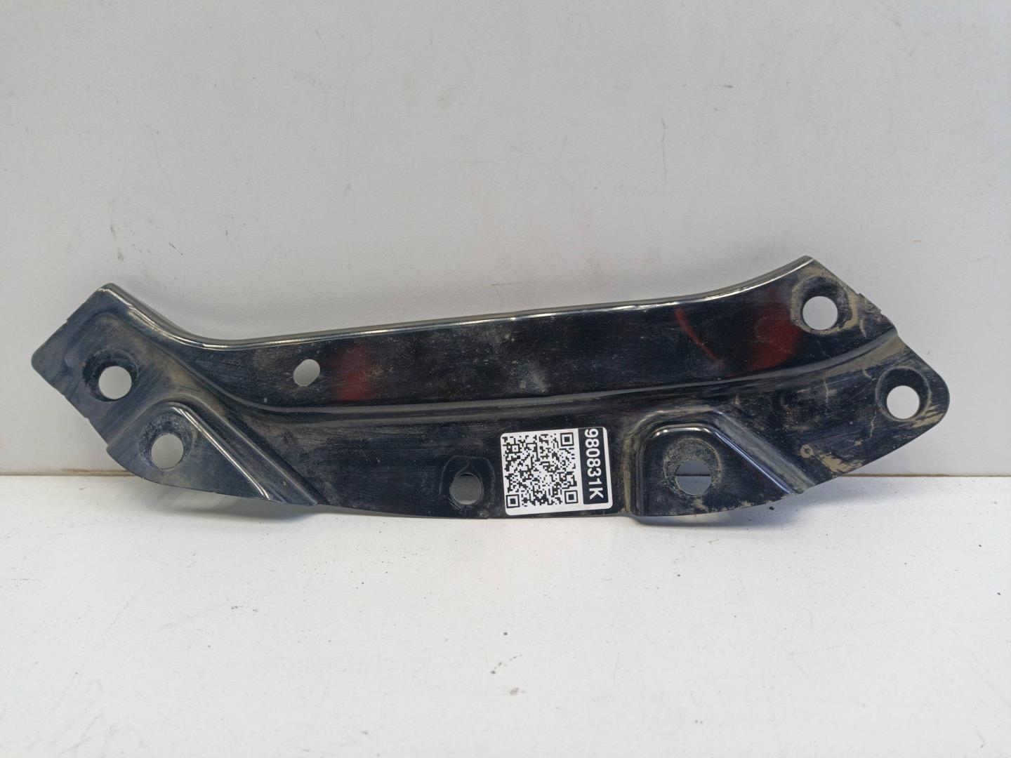 Кронштейн фар правый