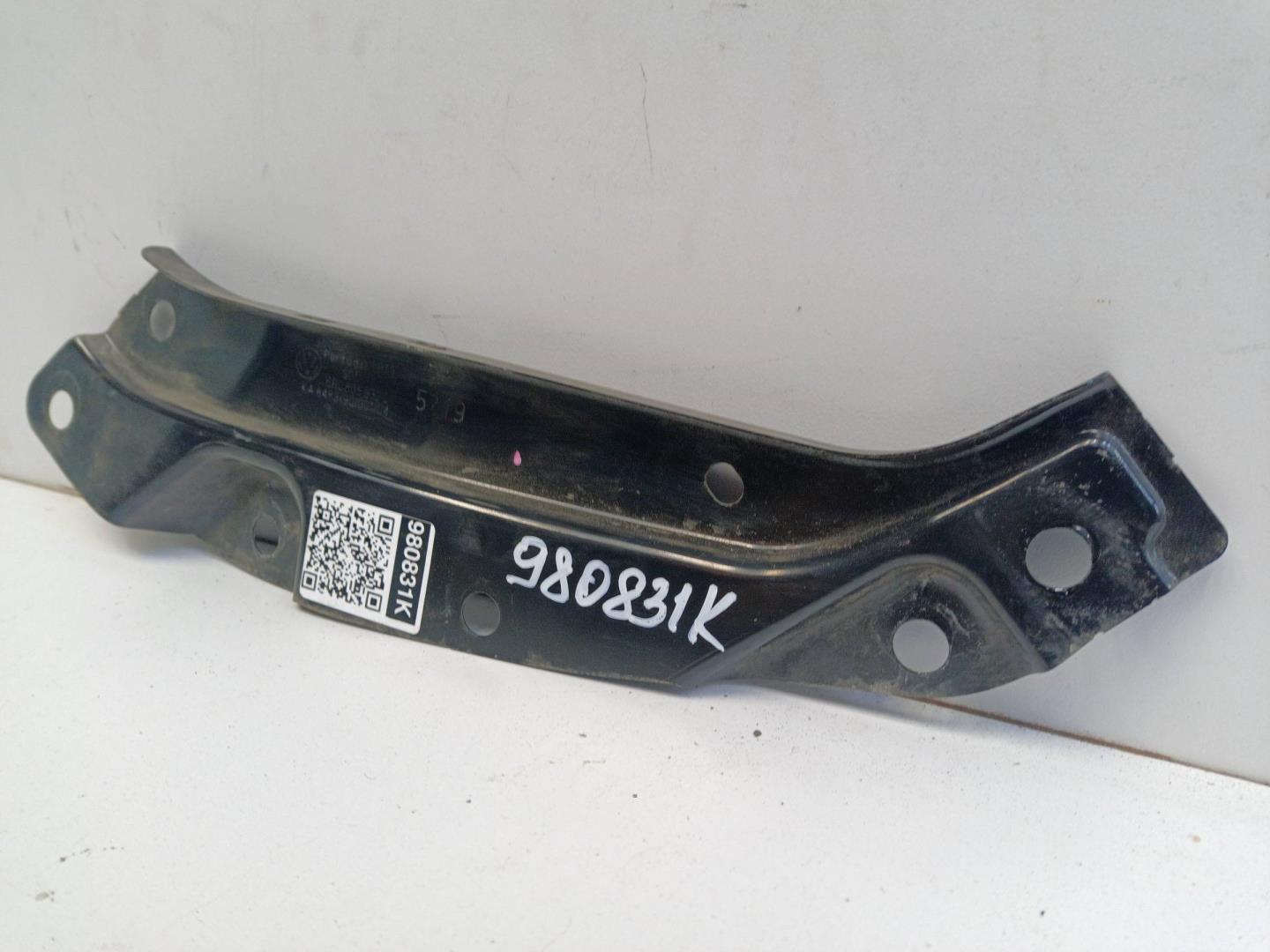 Кронштейн фар правый