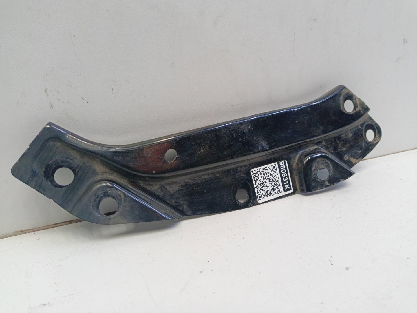 Кронштейн фар правый