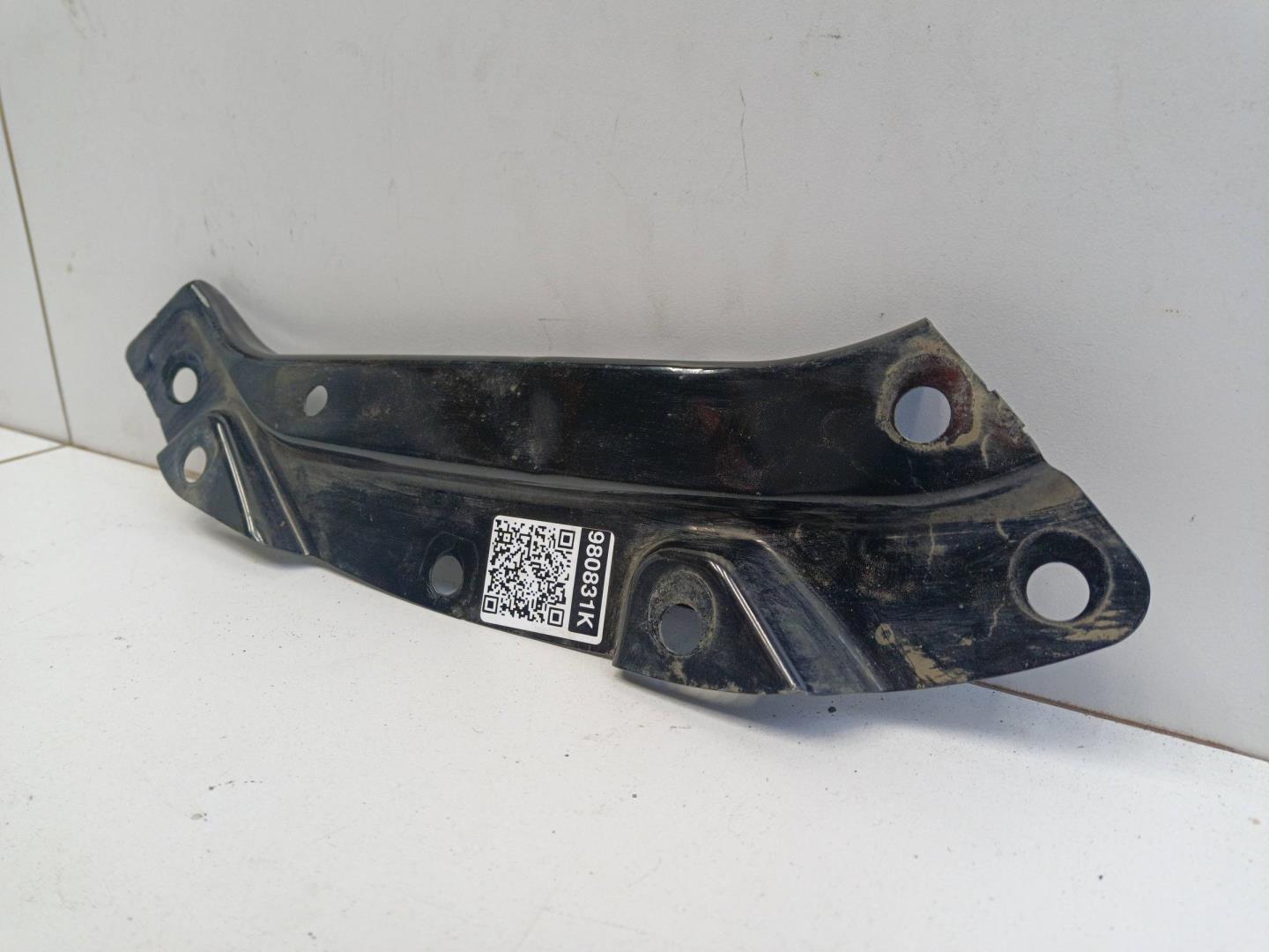 Кронштейн фар правый