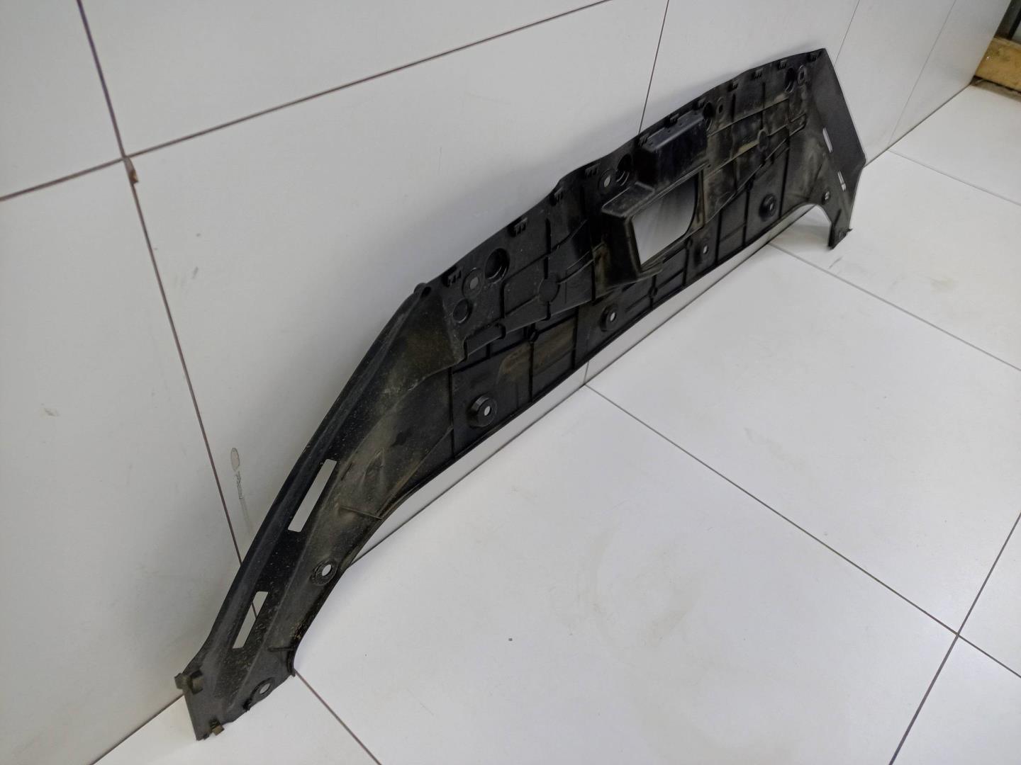 Кожух замка капота