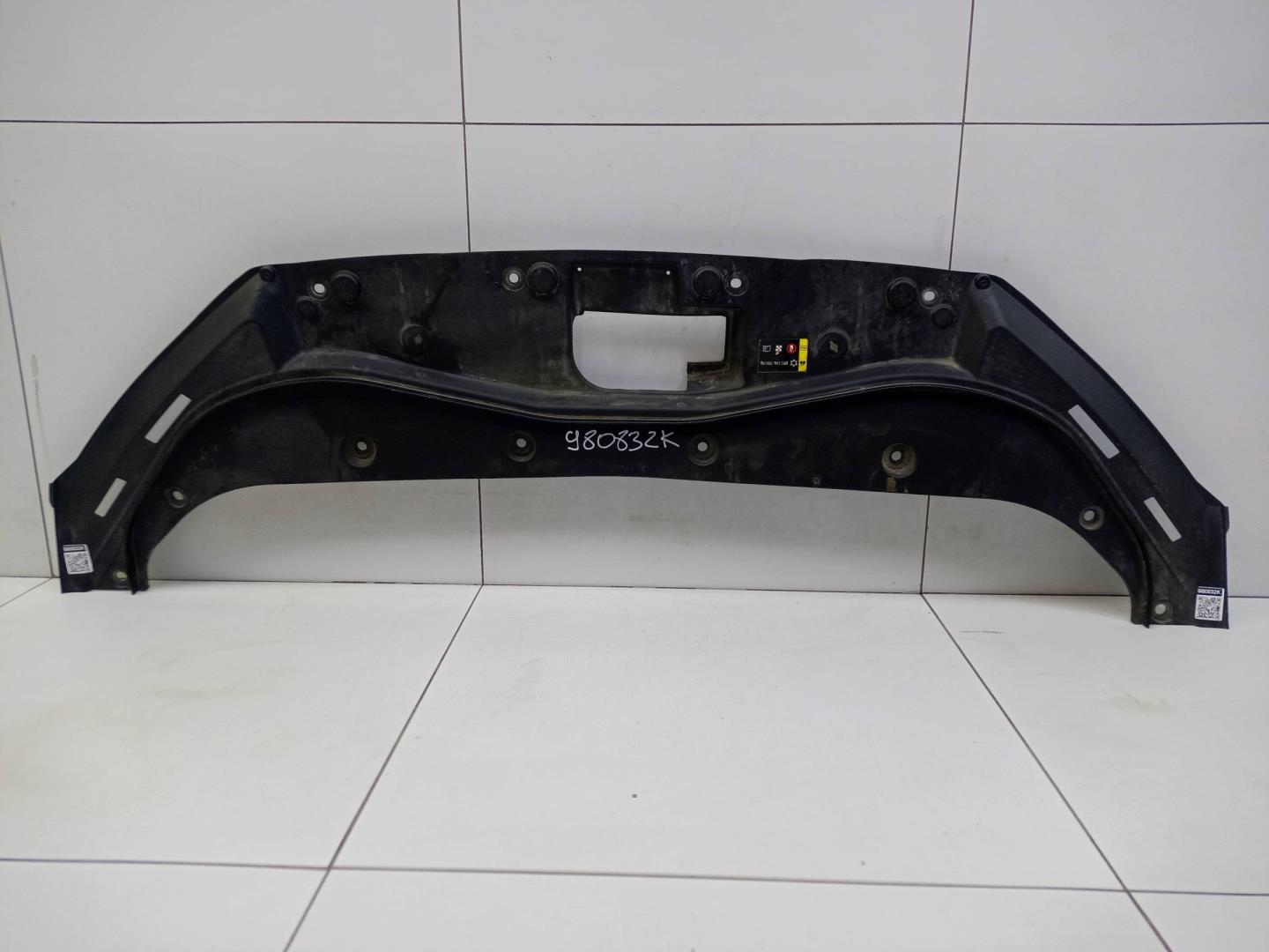 Кожух замка капота