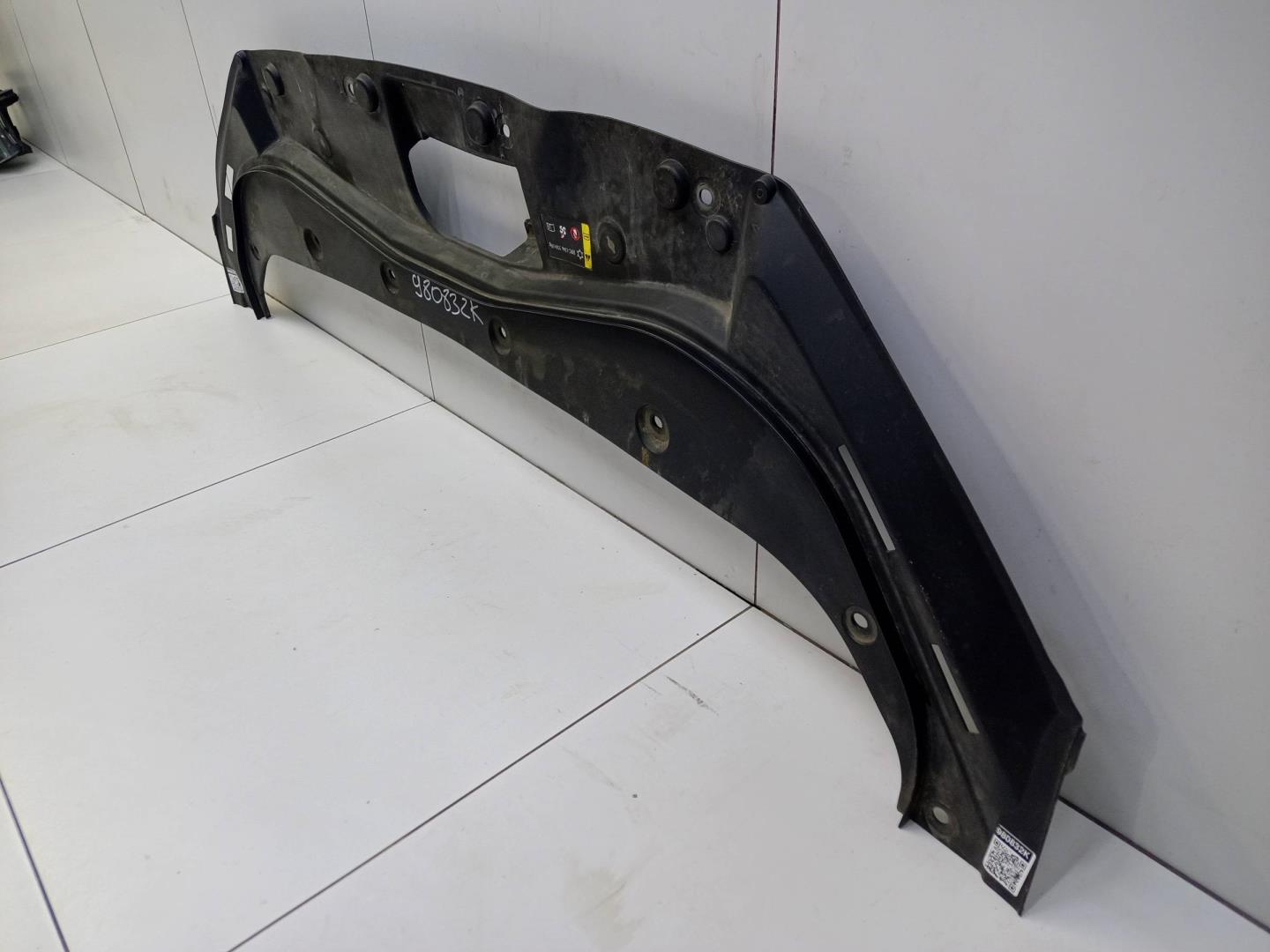 Кожух замка капота