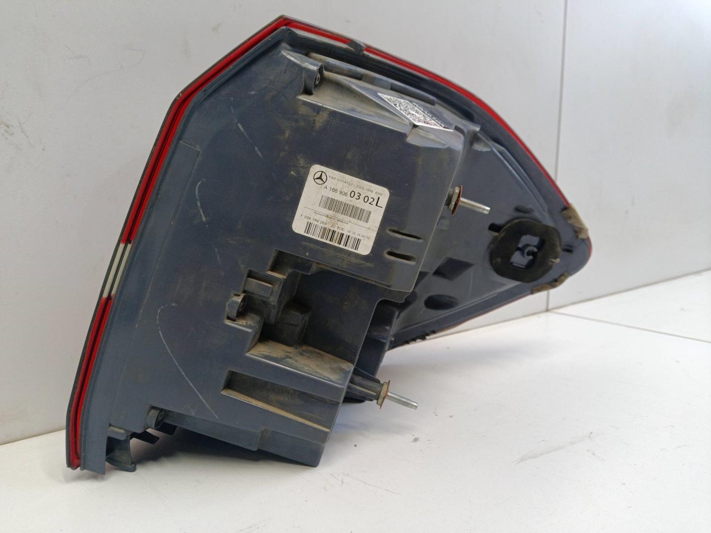 Фонарь задний наружный левый