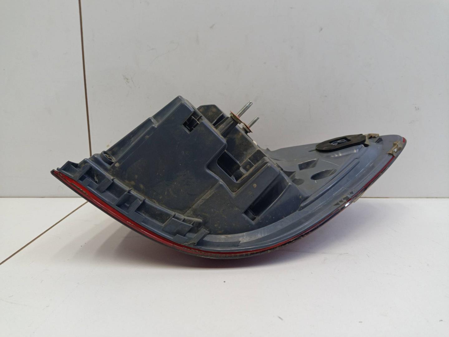 Фонарь задний наружный левый