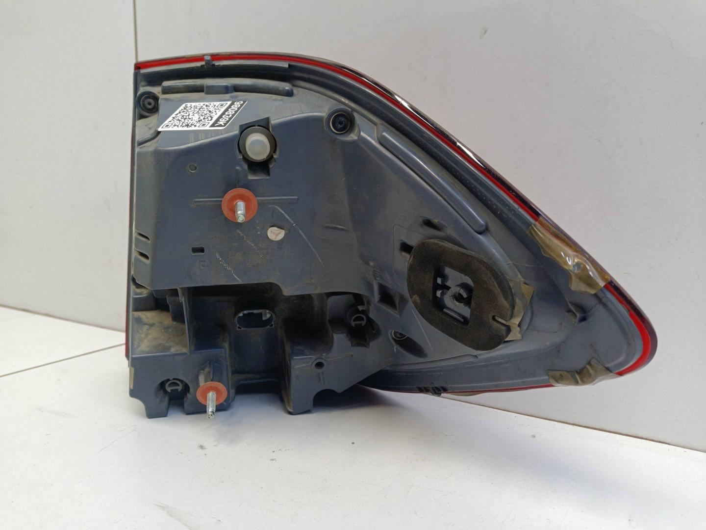 Фонарь задний наружный левый