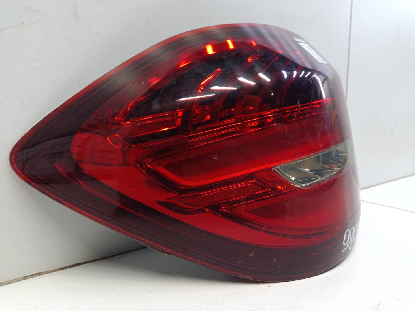 Фонарь задний наружный левый