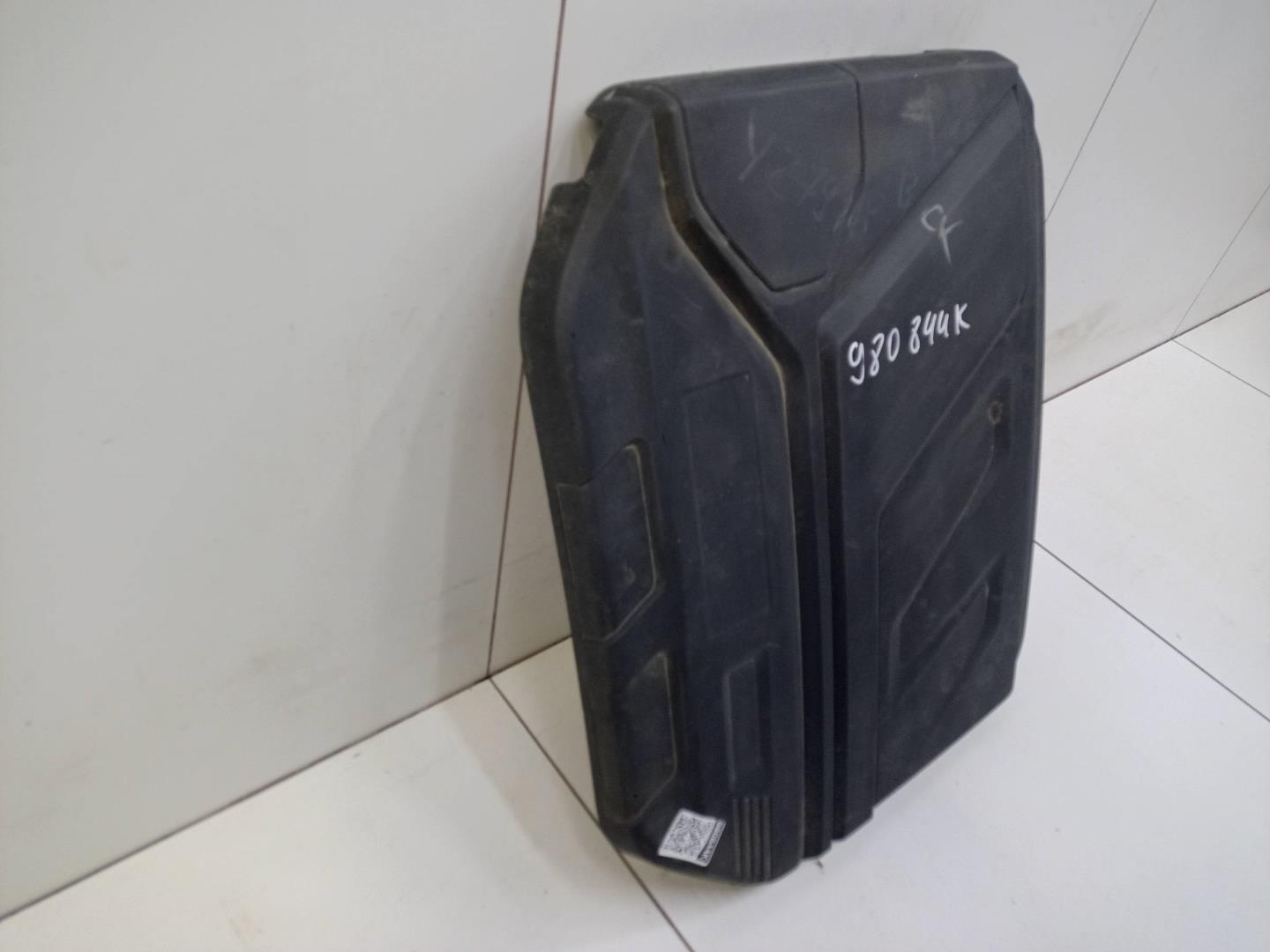 Крышка двигателя