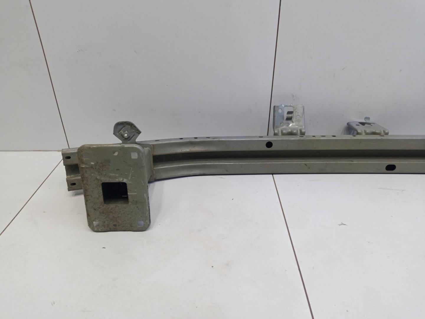 Усилитель переднего бампера