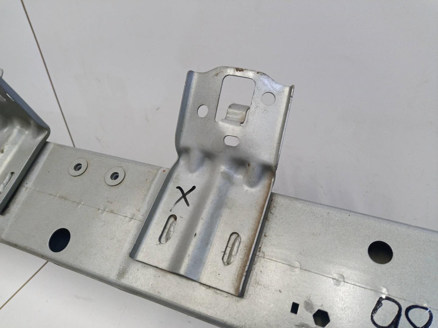 Усилитель переднего бампера