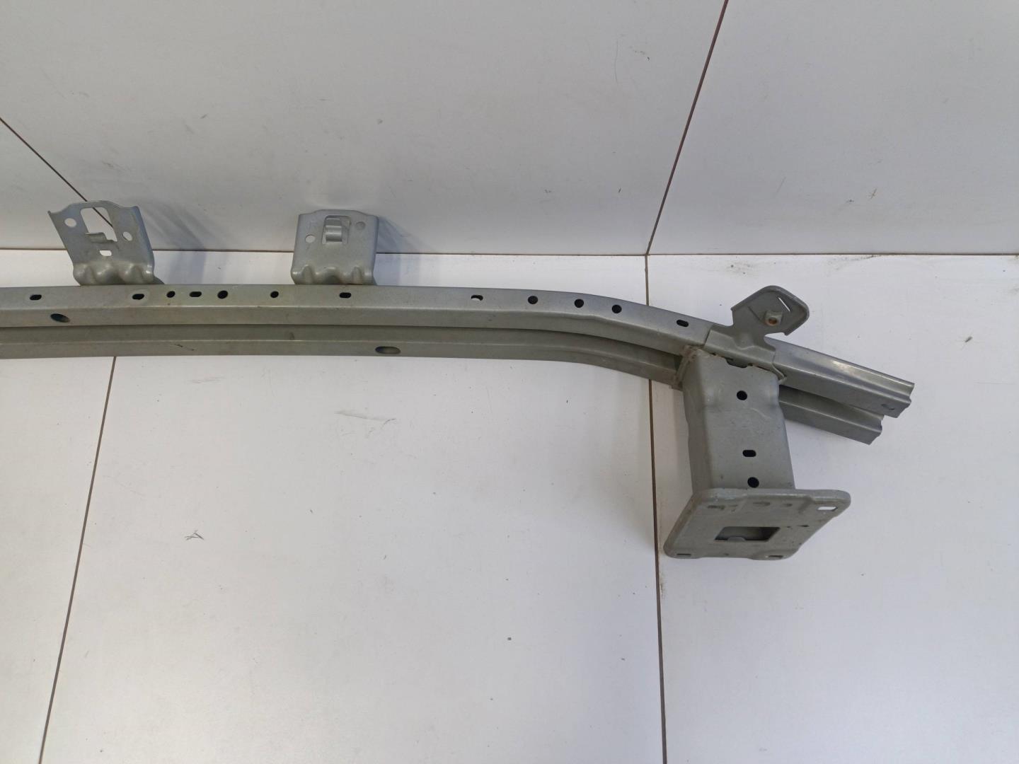 Усилитель переднего бампера