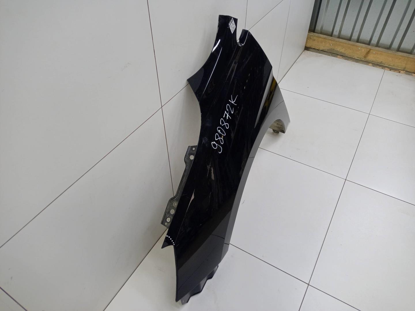 Крыло переднее левое