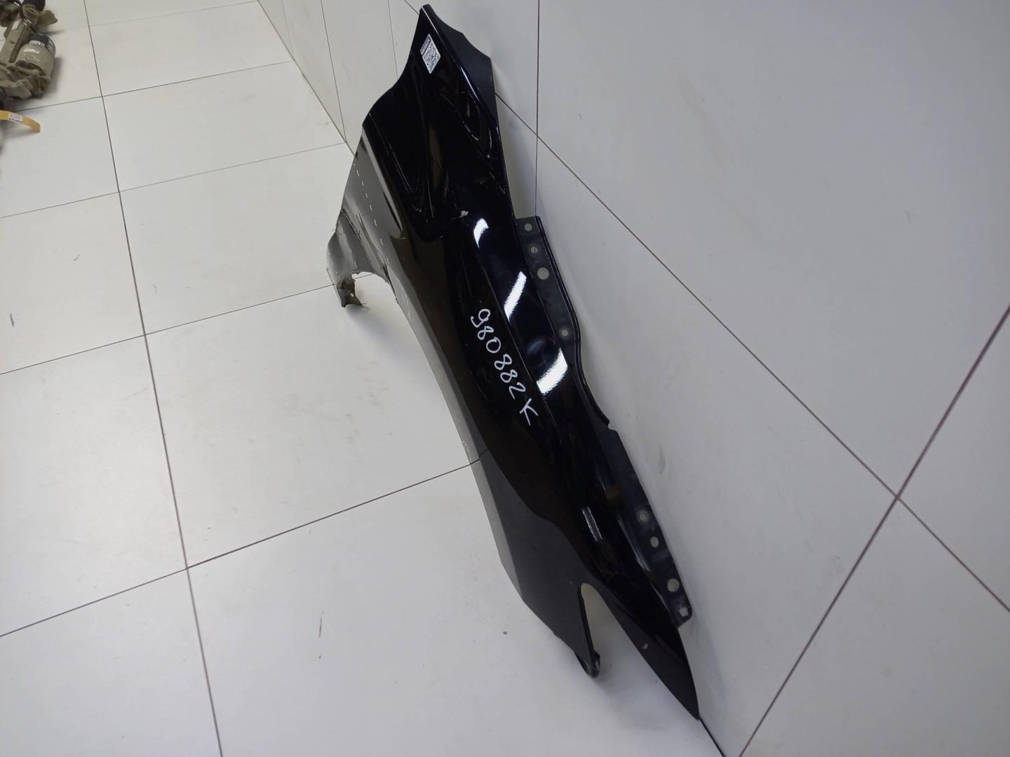 Крыло переднее правое