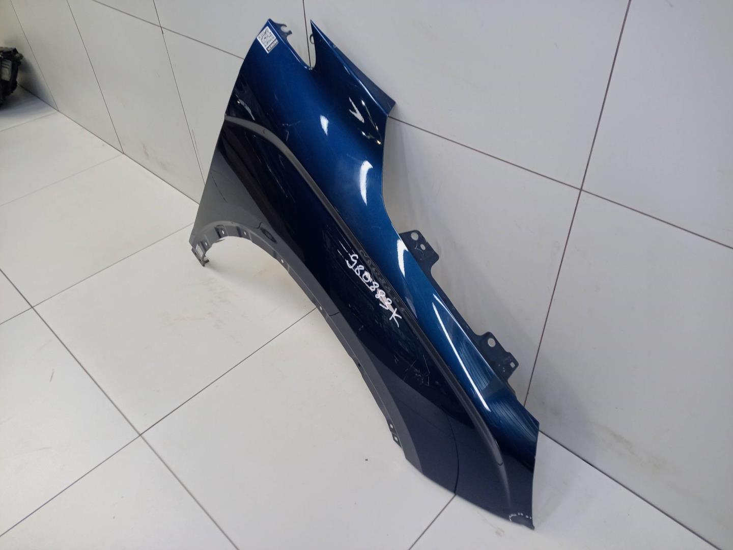 Крыло переднее правое