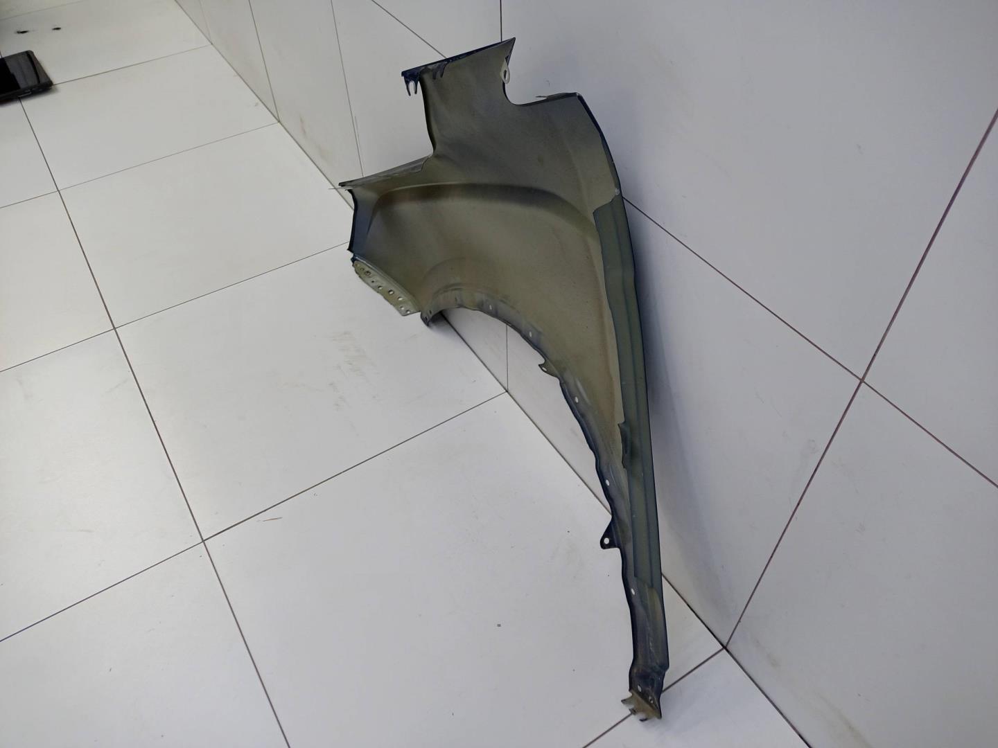 Крыло переднее правое