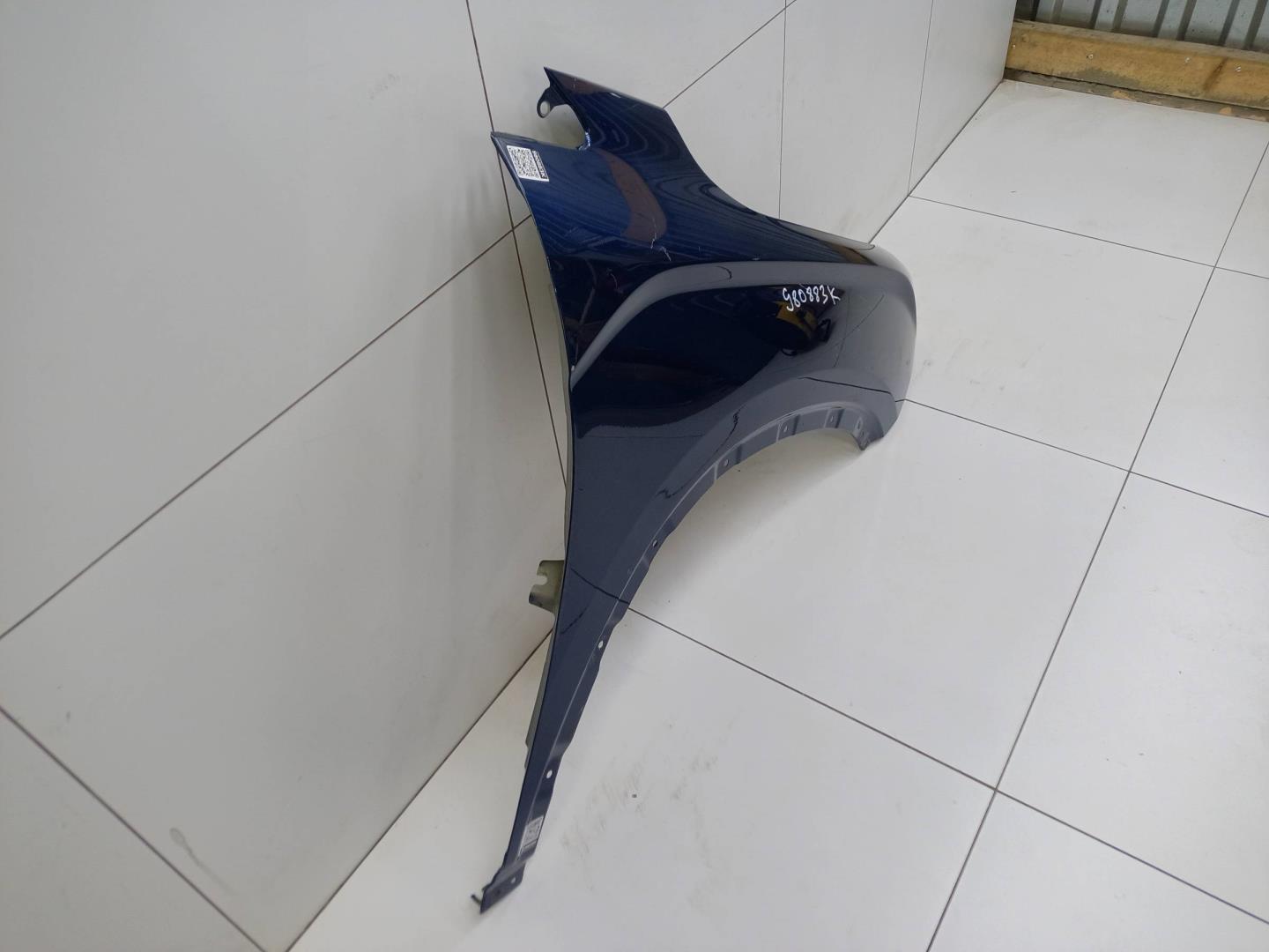 Крыло переднее правое