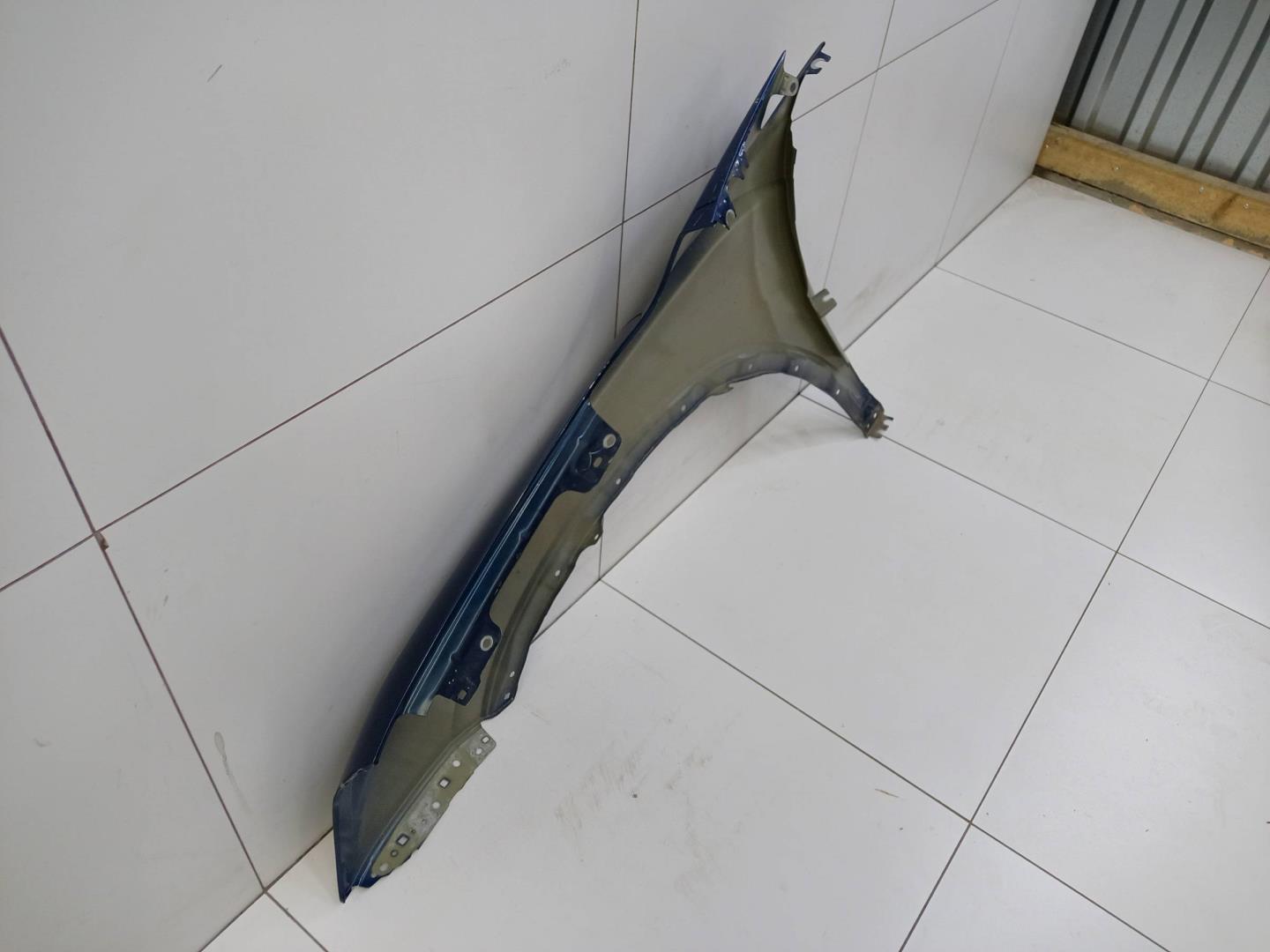 Крыло переднее правое