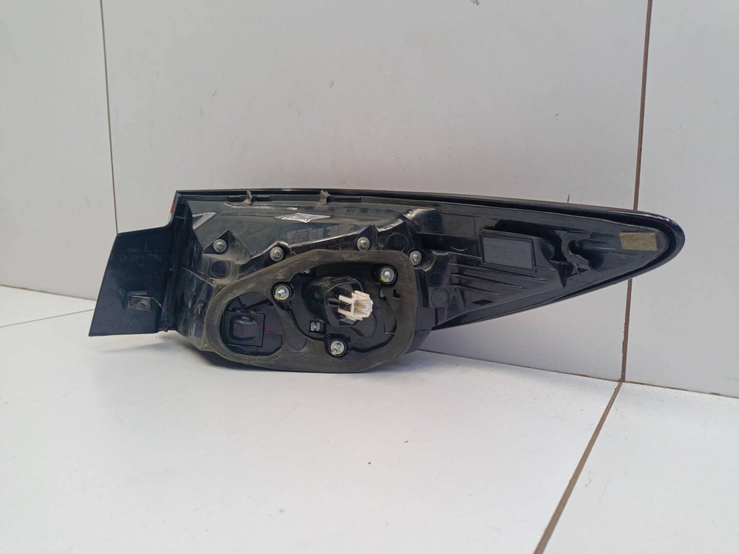 Фонарь задний наружный левый