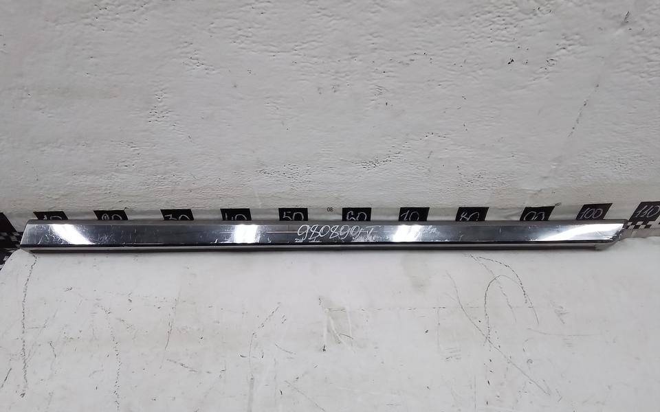 Накладка двери передней правой