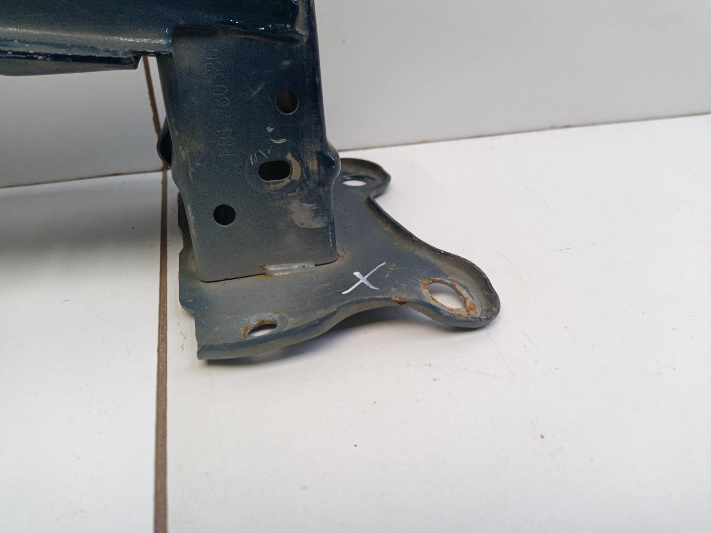 Усилитель переднего бампера