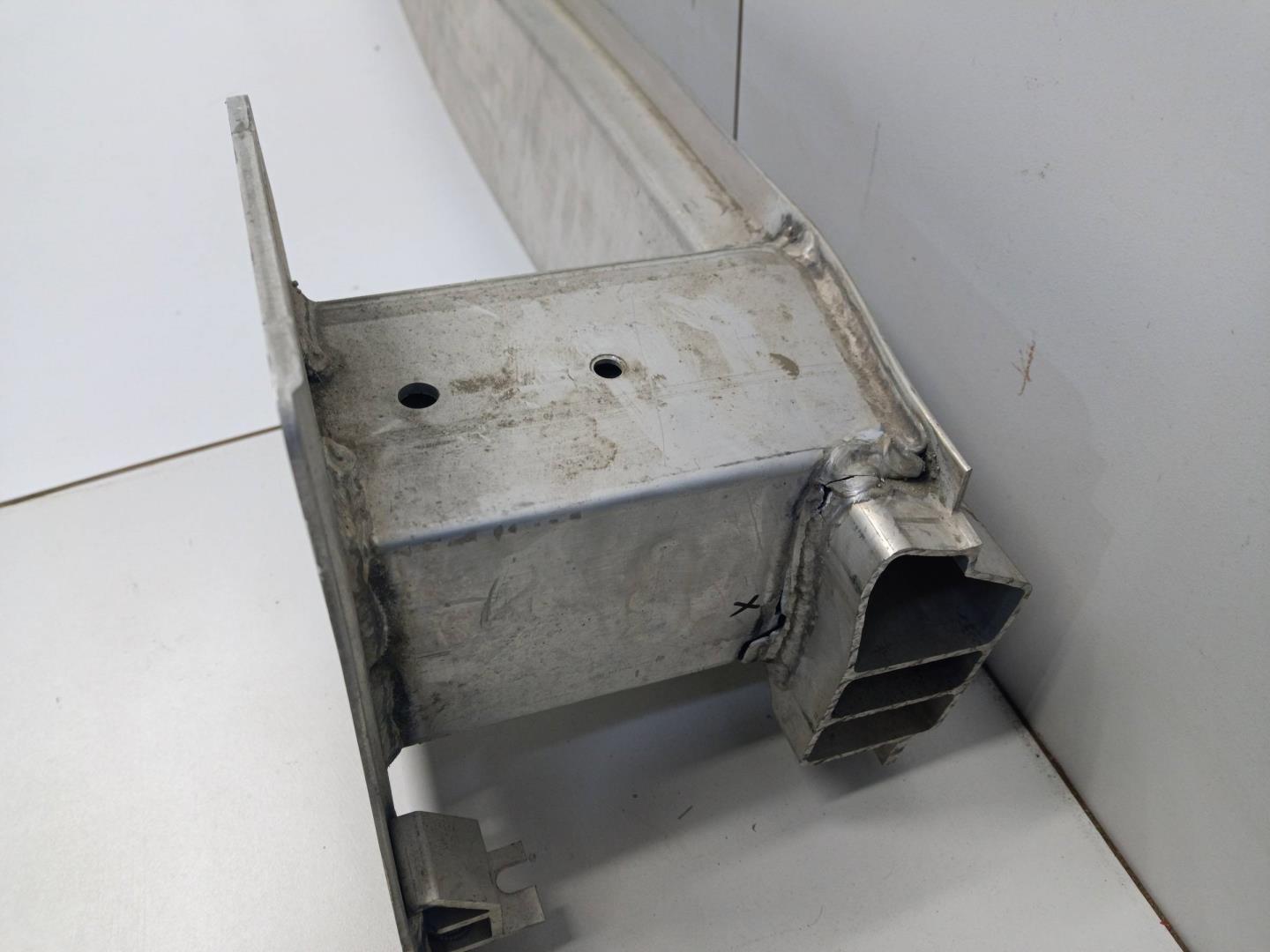 Усилитель заднего бампера