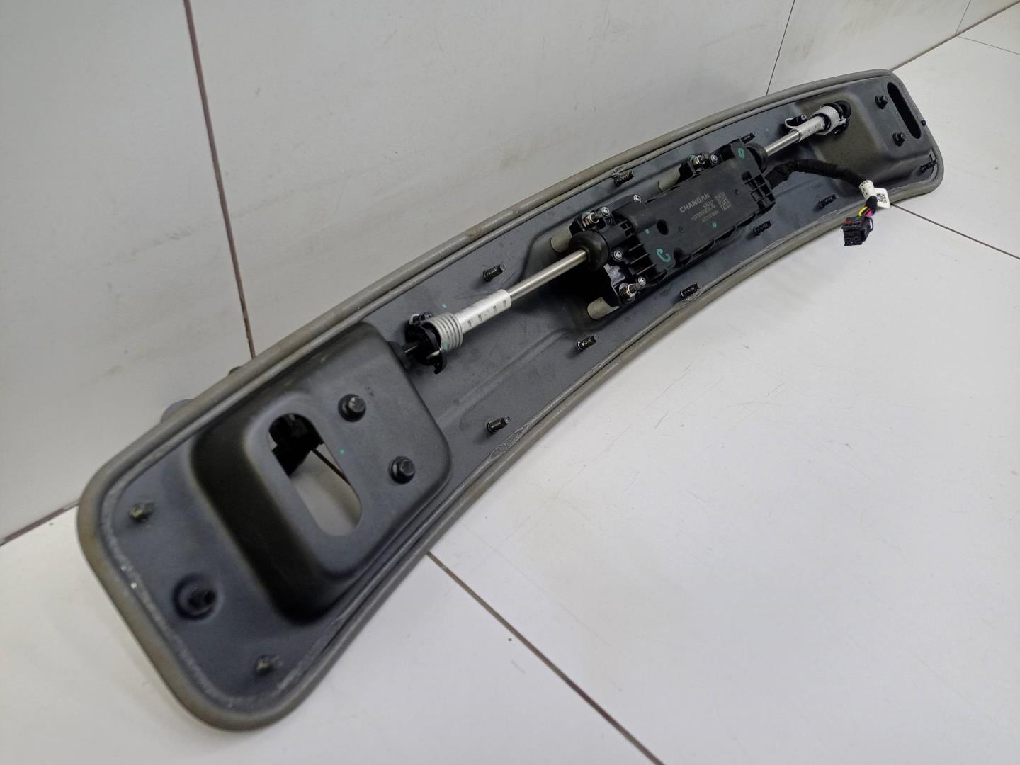 Механизм подъема спойлера