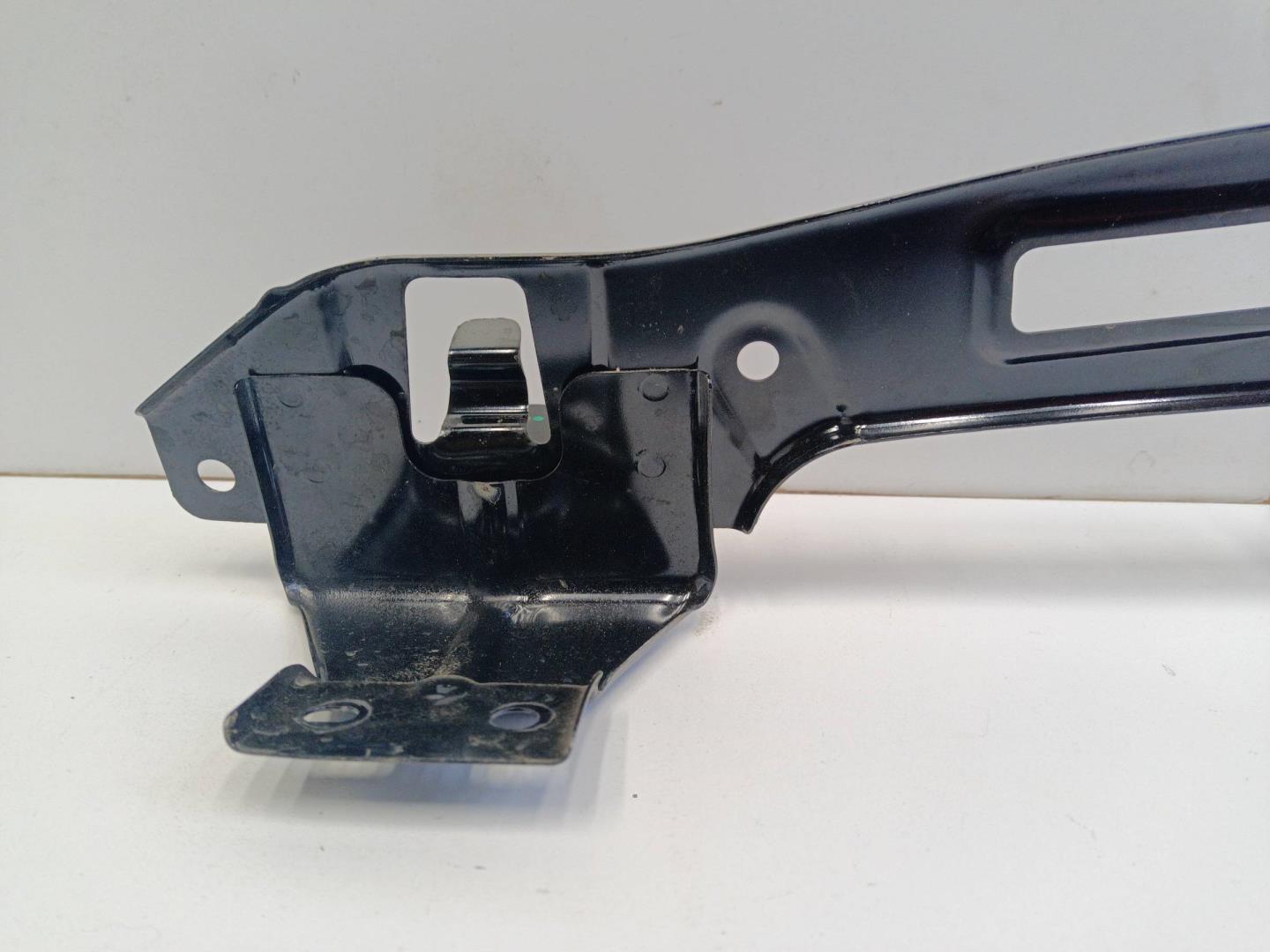 Кронштейн переднего бампера