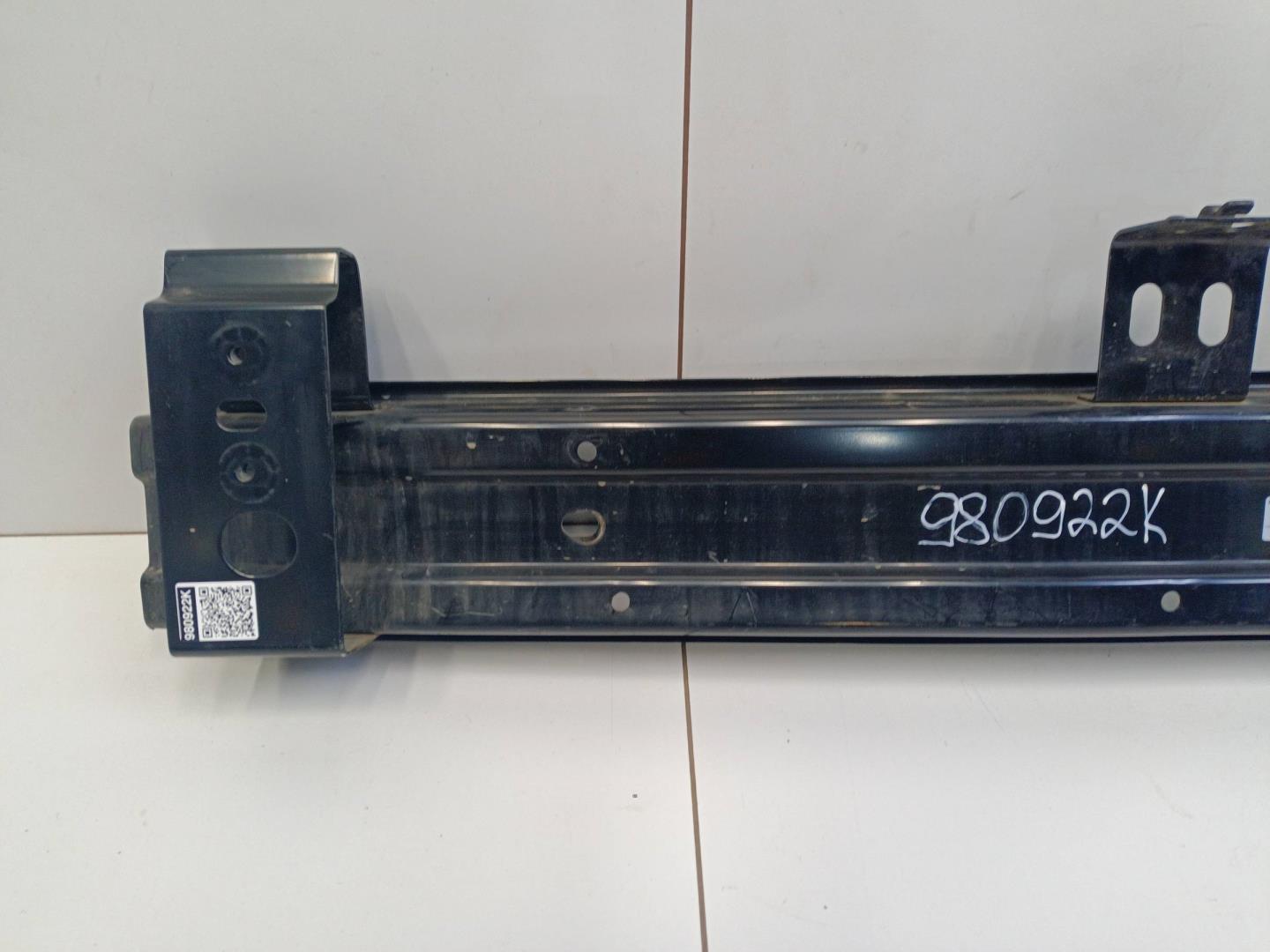 Усилитель переднего бампера