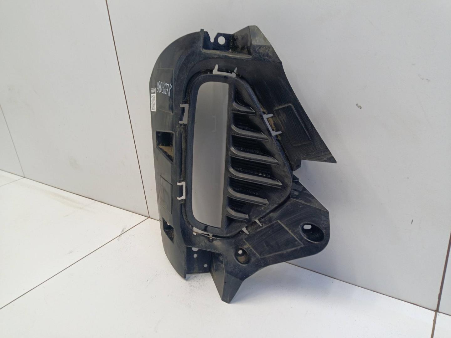 Решетка в бампер правая