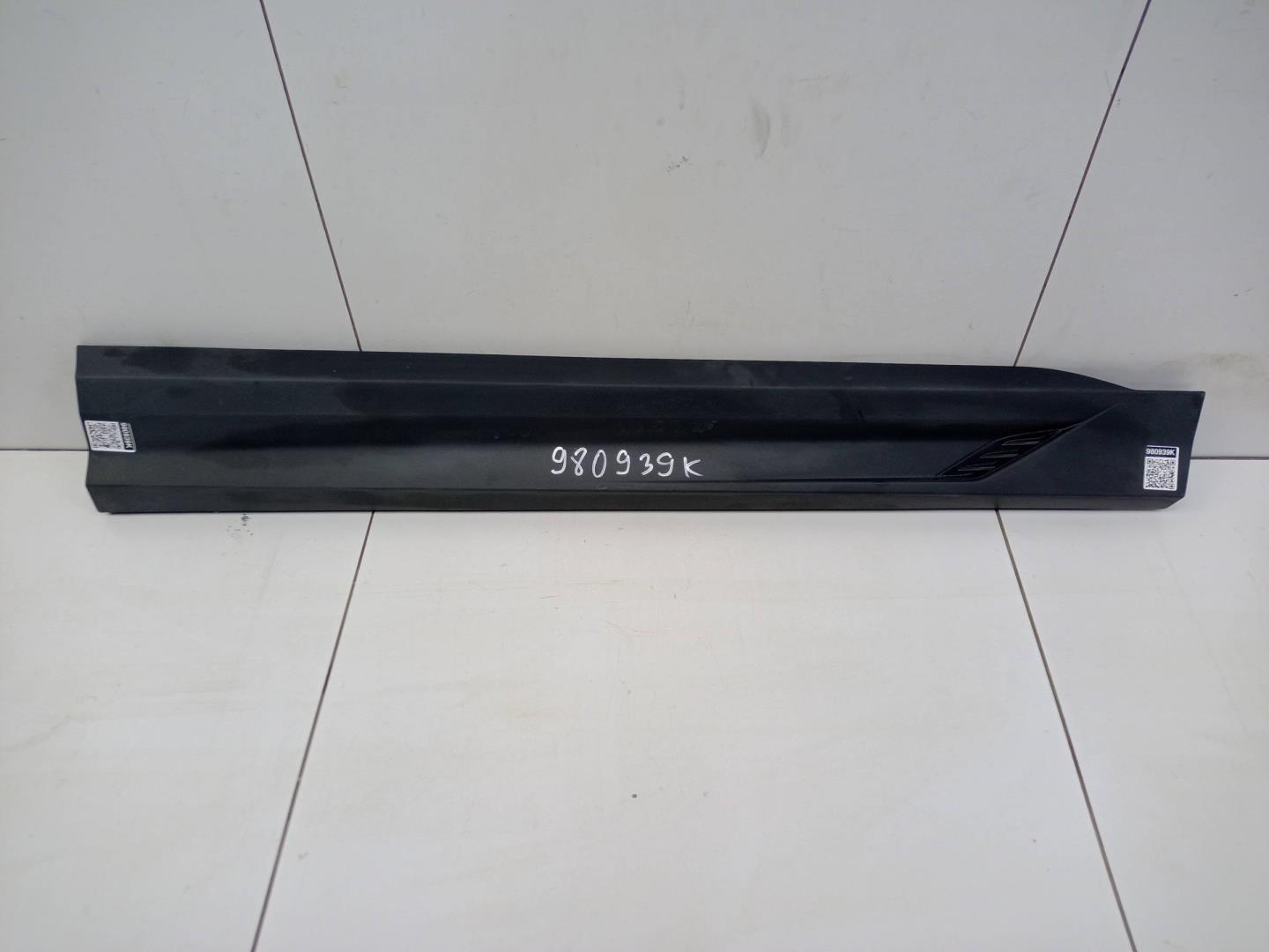 Накладка двери передней правой