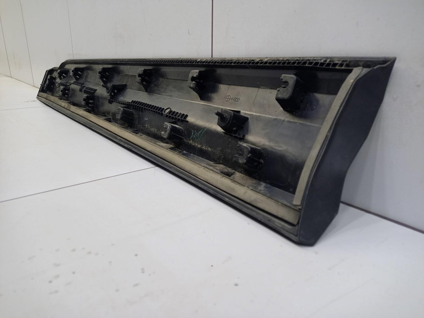 Накладка двери передней правой