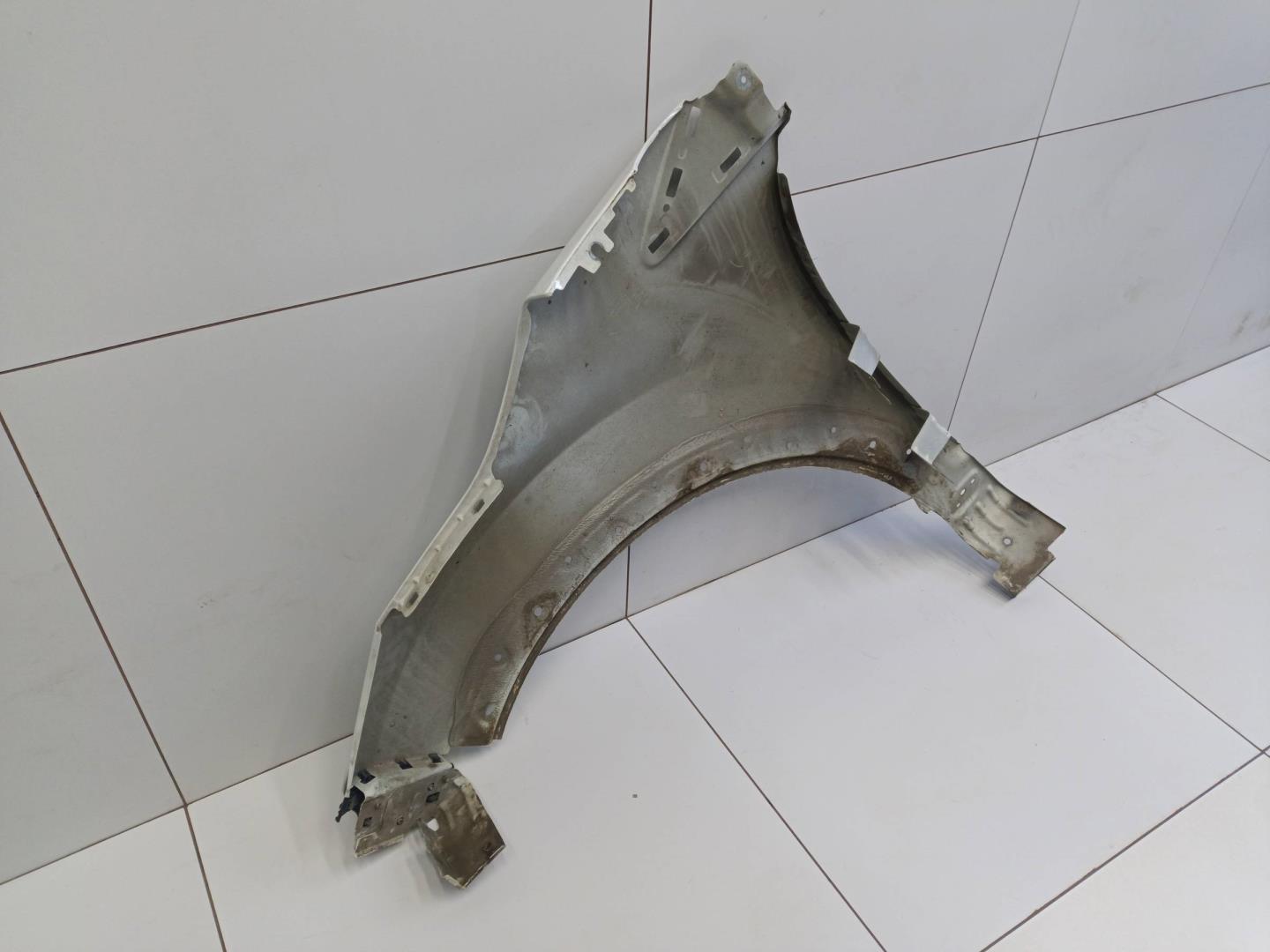 Крыло переднее правое