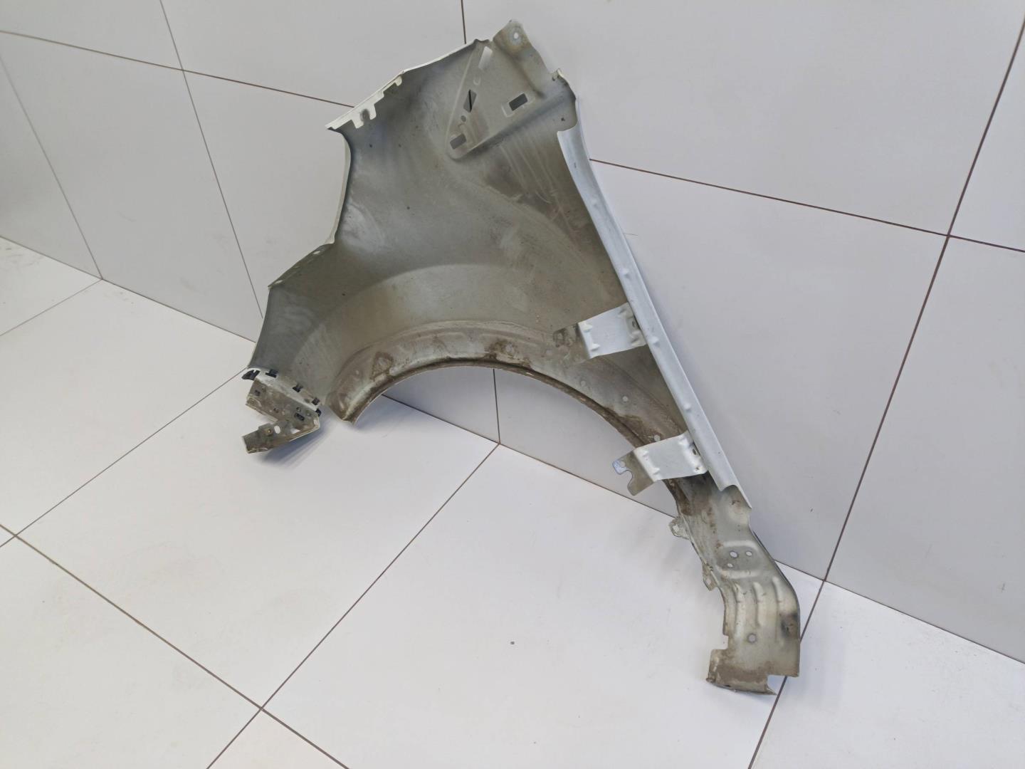 Крыло переднее правое