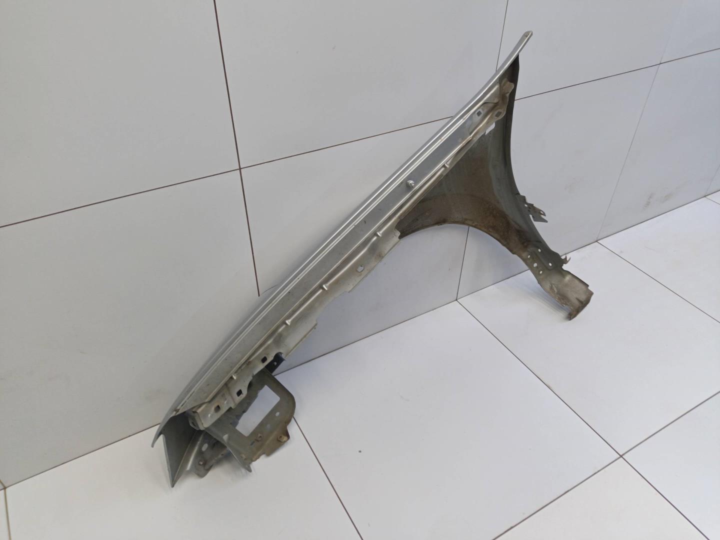 Крыло переднее правое