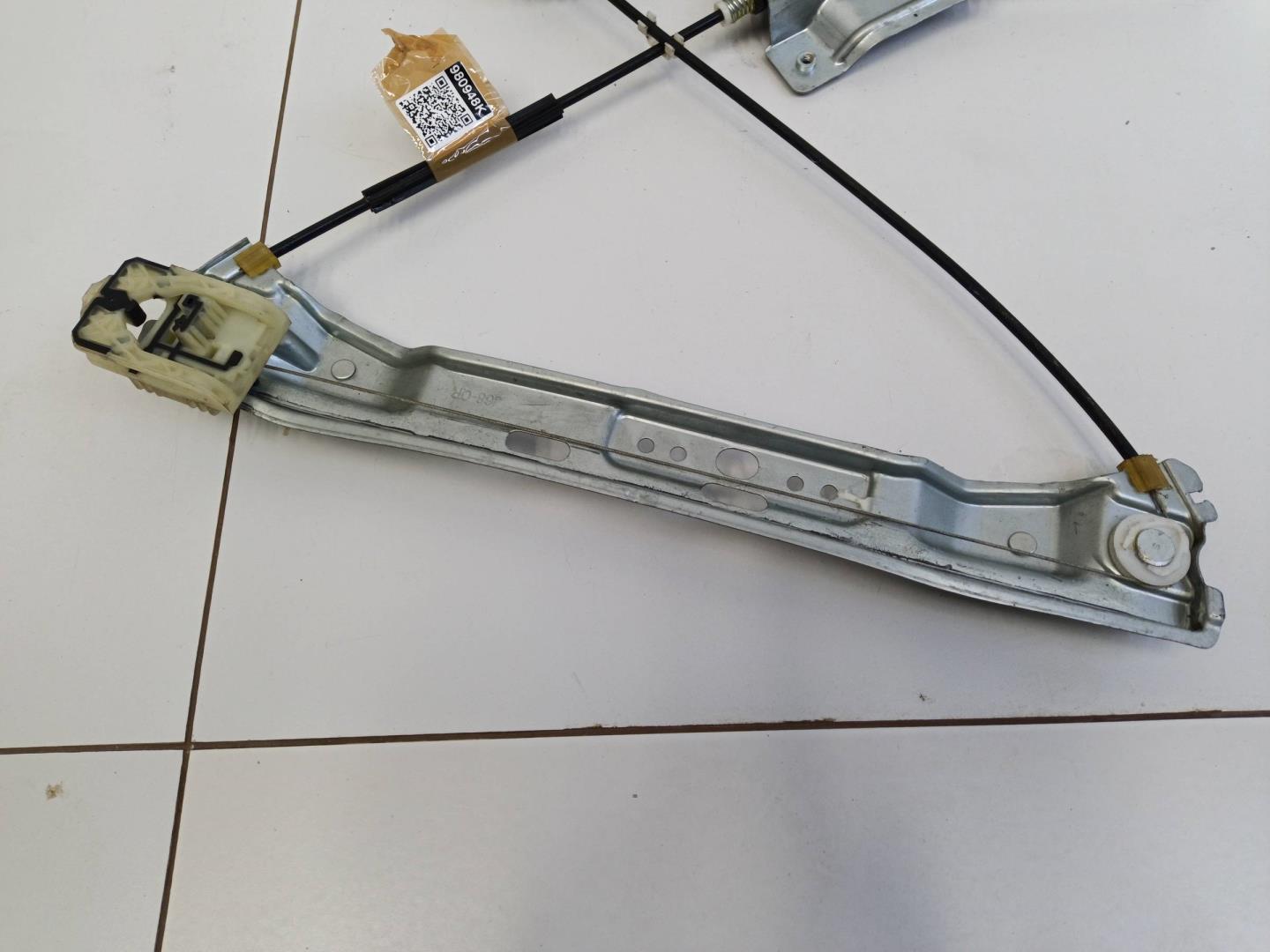 Стеклоподъемник электр. передний правый