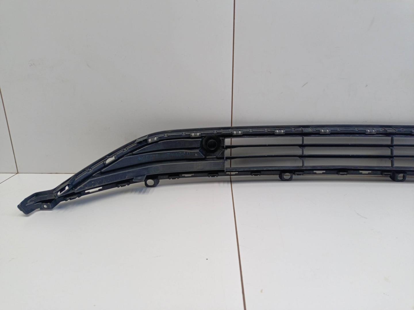 Решетка в бампер центральная