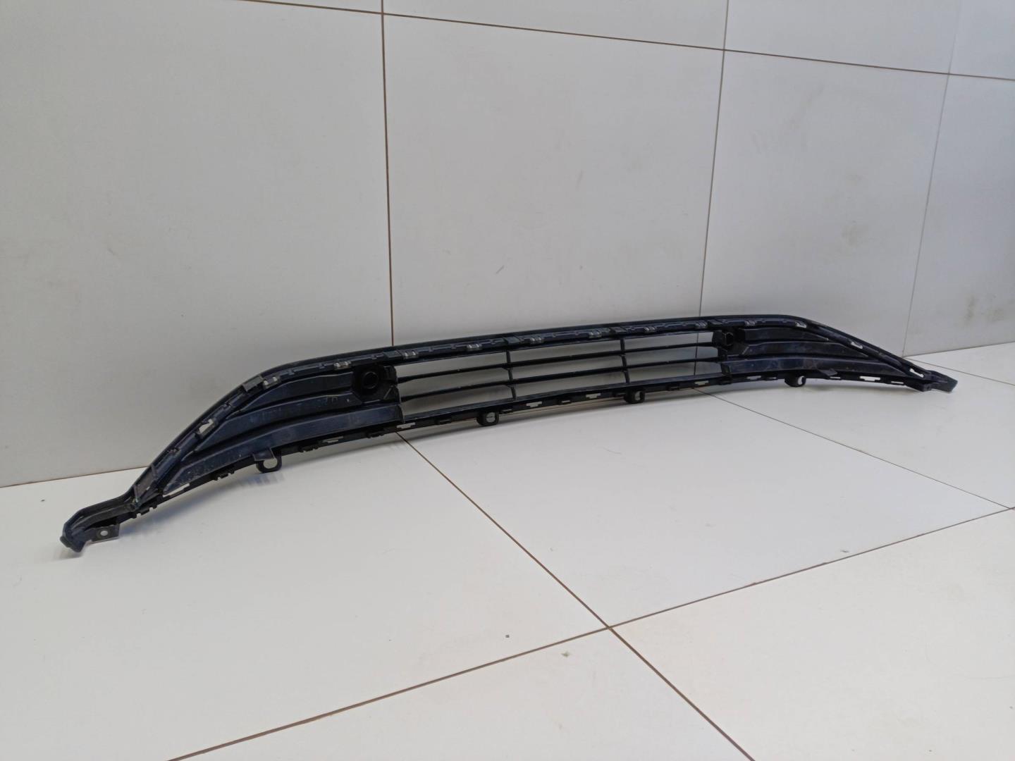 Решетка в бампер центральная