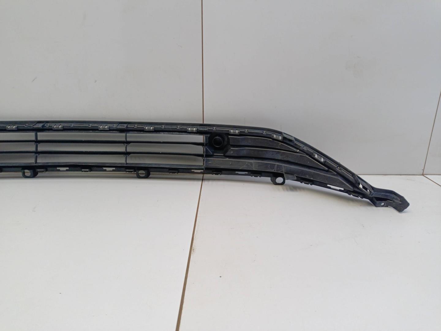 Решетка в бампер центральная