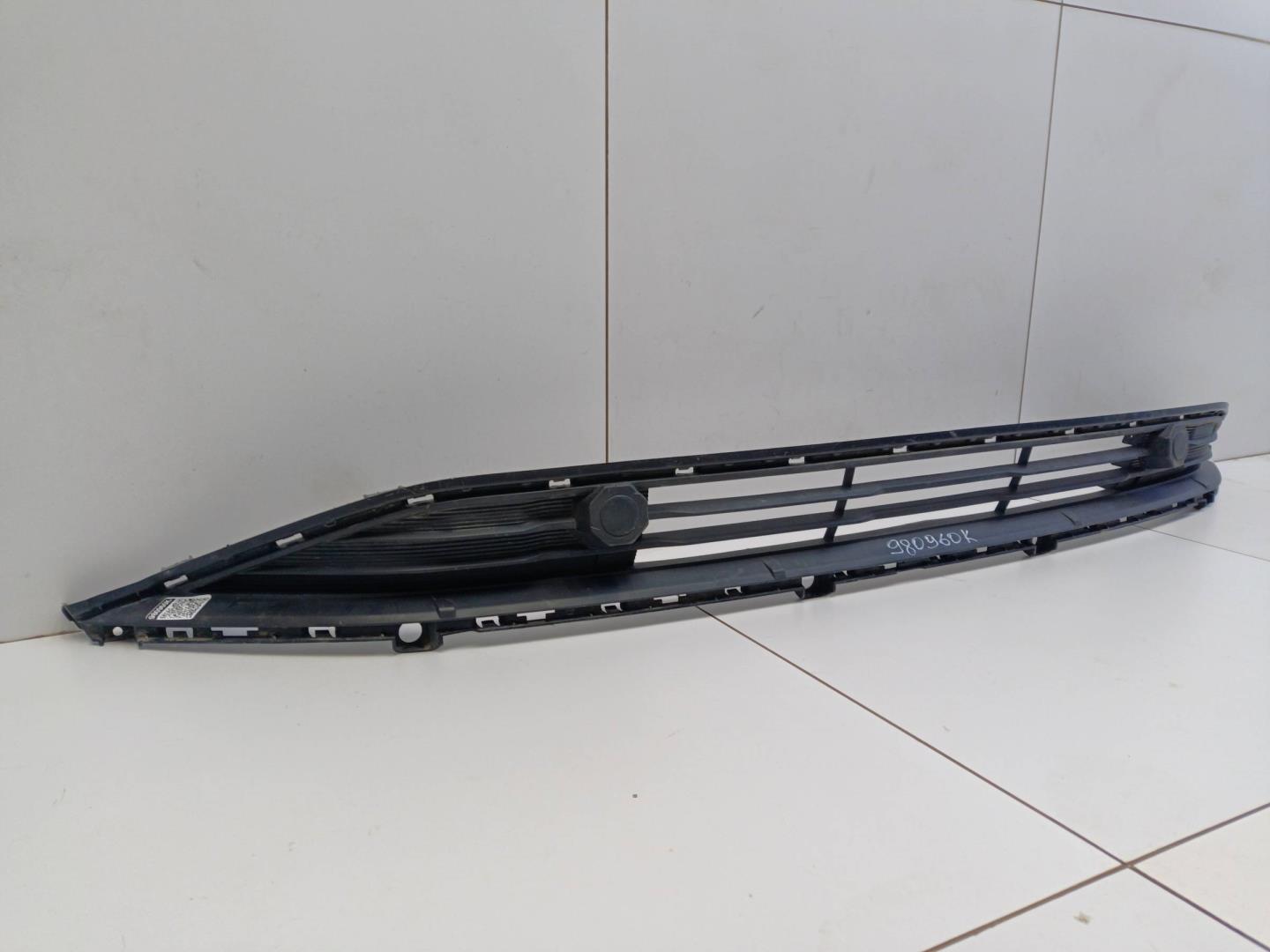 Решетка в бампер центральная