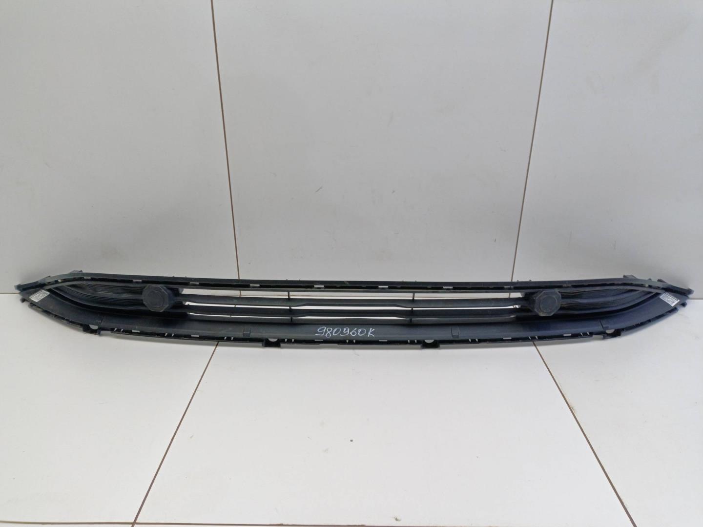 Решетка в бампер центральная