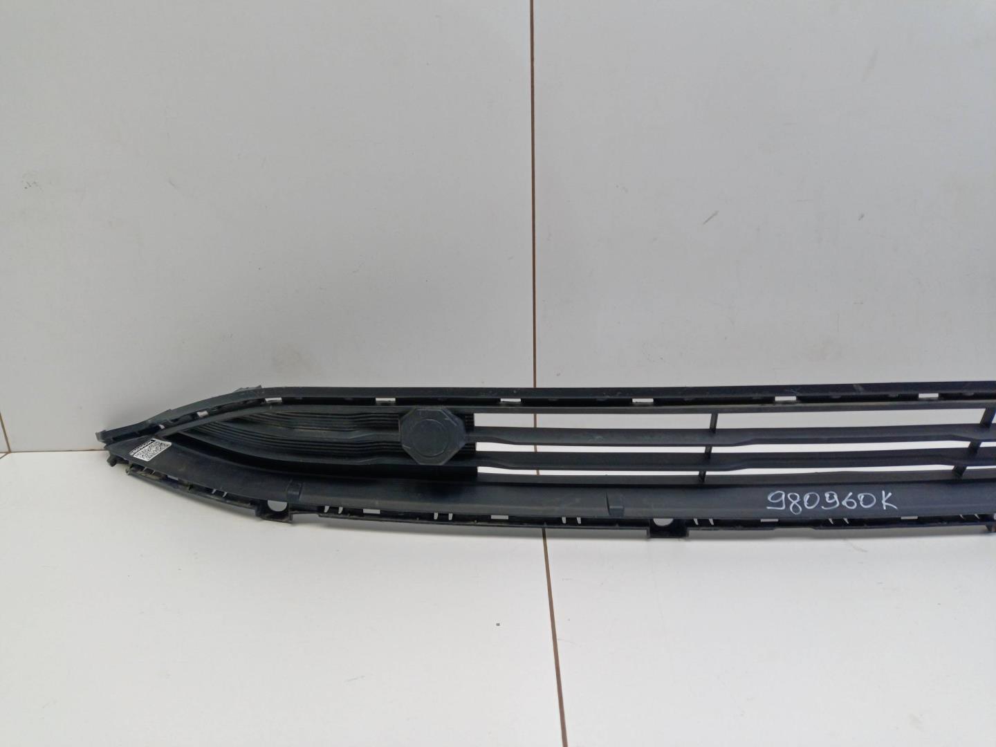 Решетка в бампер центральная