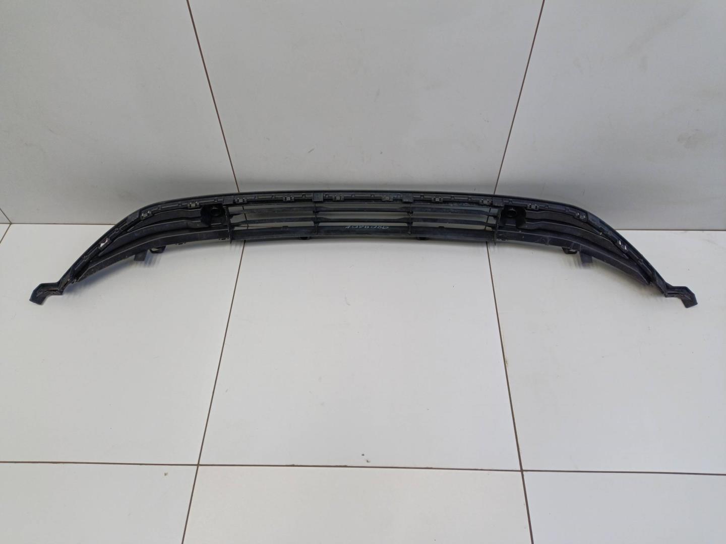 Решетка в бампер центральная