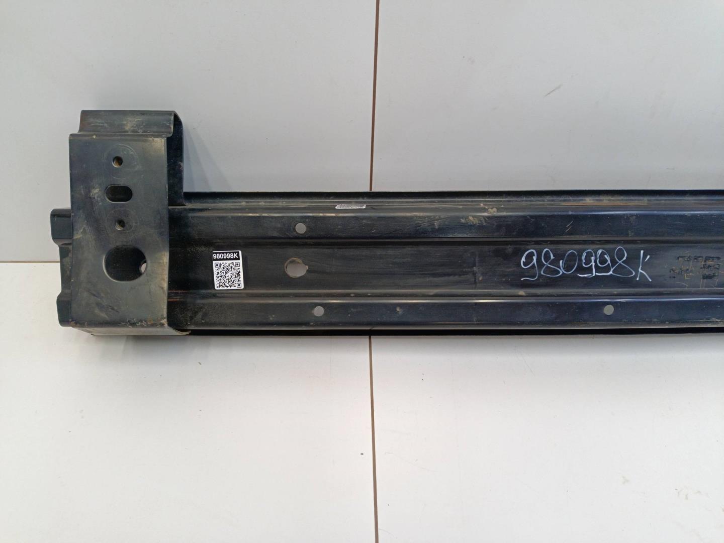 Усилитель переднего бампера