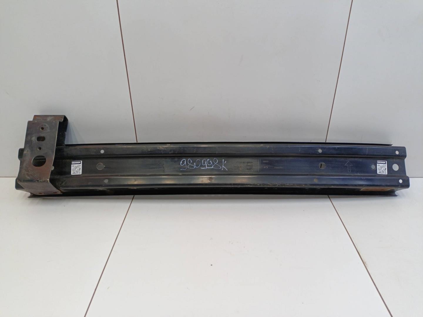 Усилитель переднего бампера