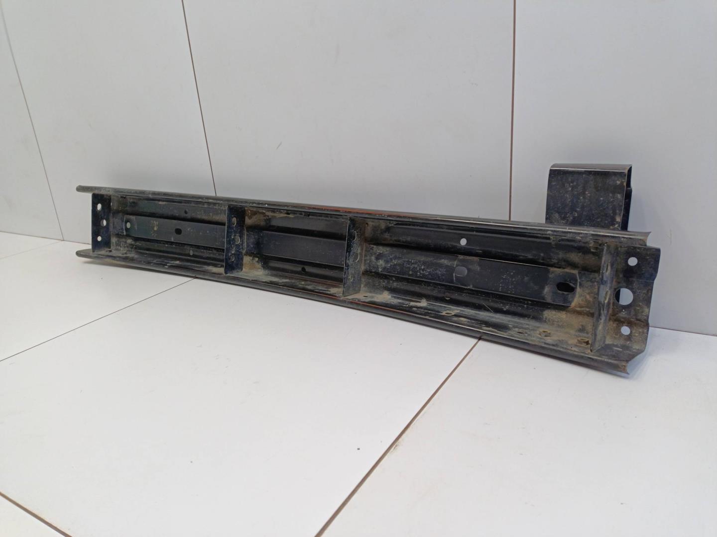 Усилитель переднего бампера