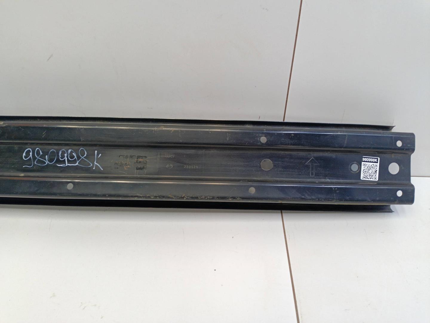 Усилитель переднего бампера