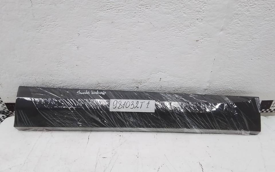 Накладка двери передней правой