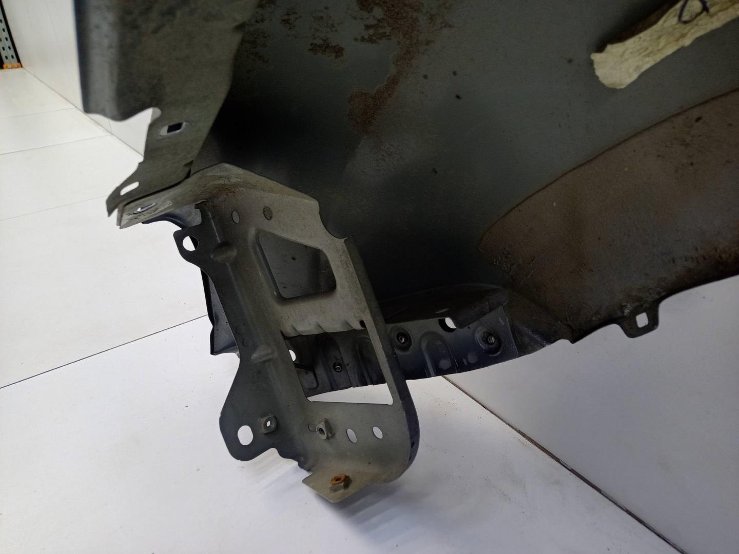 Крыло переднее правое