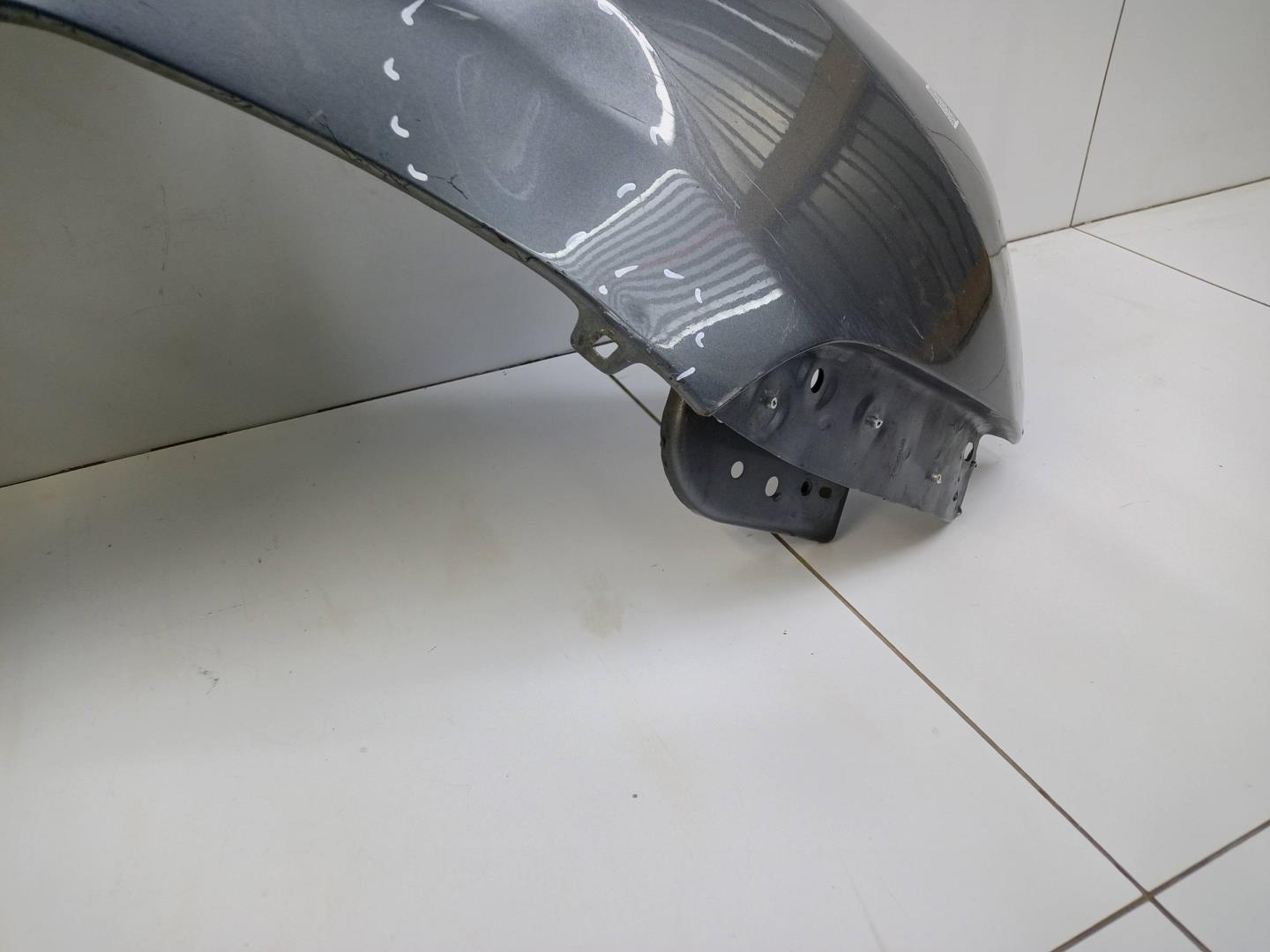 Крыло переднее правое