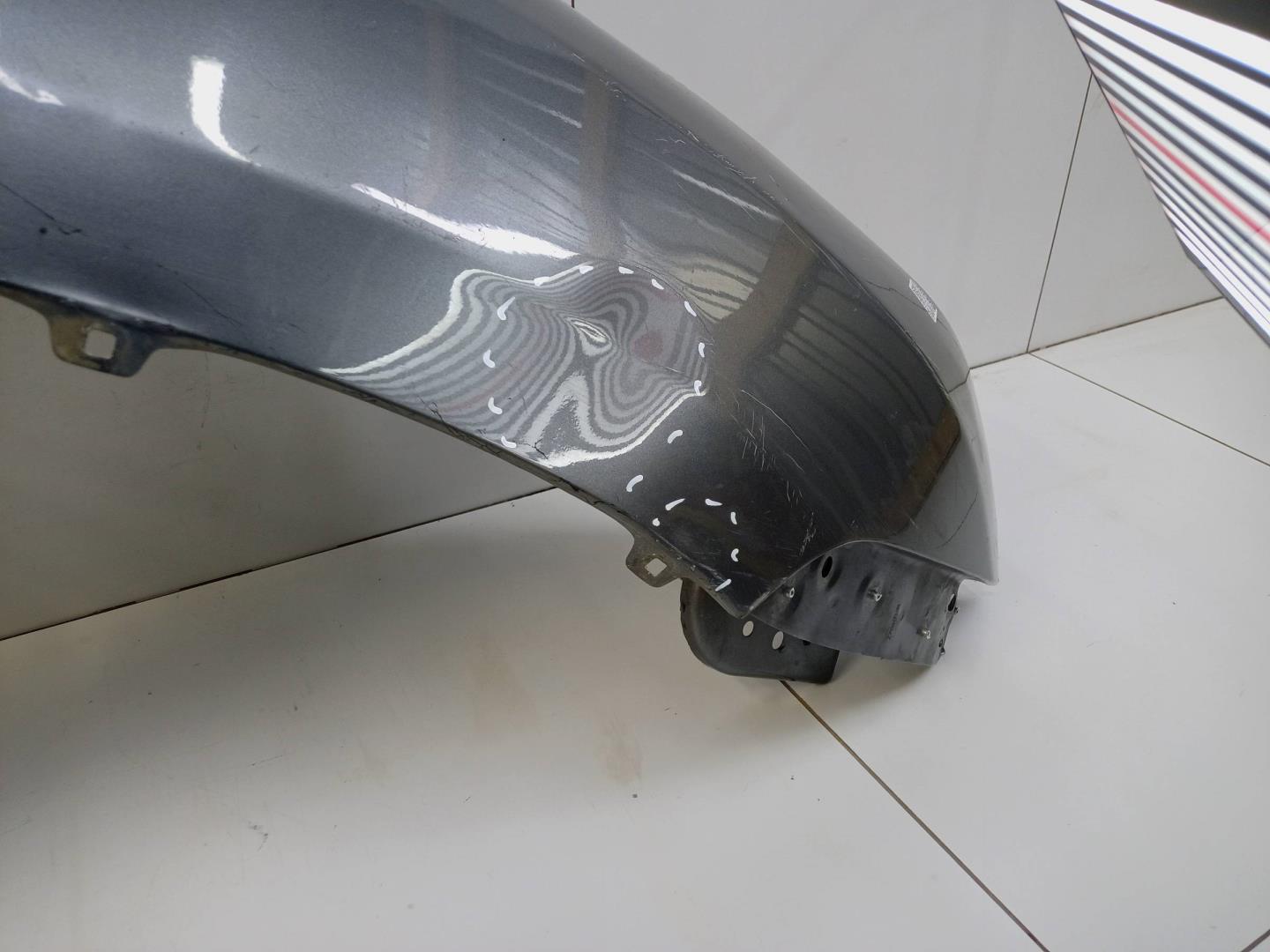 Крыло переднее правое